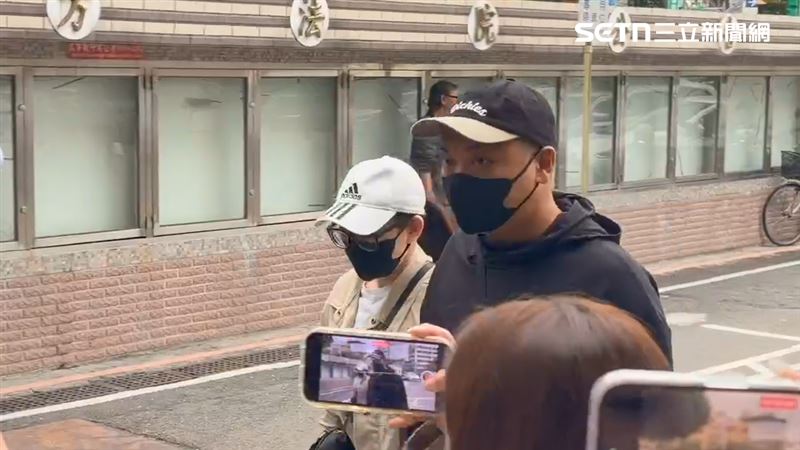 藝人閃兵案今(27日)開庭,涉案藝人阿虎現身新北地院。(圖/翻攝畫面)