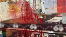 被潑紅漆的當歸鴨新莊總店。（圖／翻攝畫面）