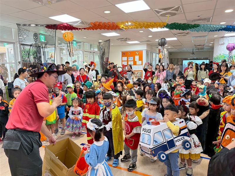 大林分隊於今日上午前往桃園市復興非營利幼兒園舉辦「不給糖就搗蛋」之萬聖節防災宣導活動。（圖／桃園電子報提供）