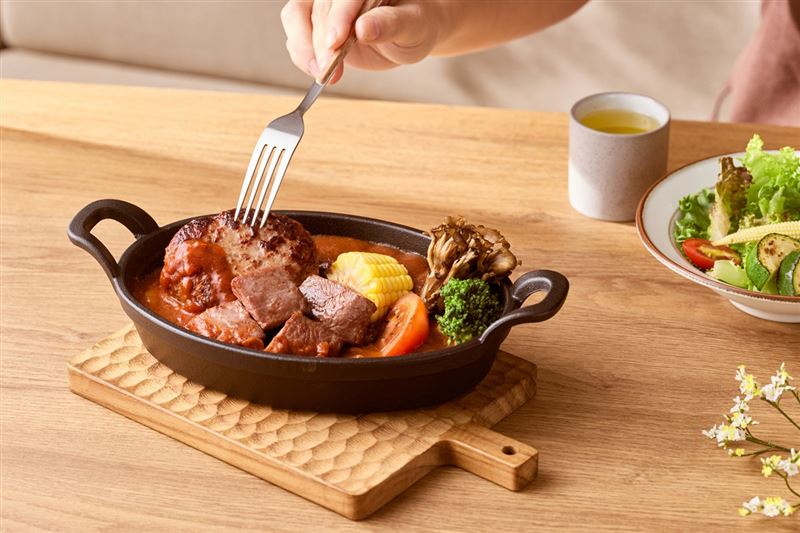 陶板屋推出全新主餐「和牛漢堡排佐炙烤牛排」。(圖/王品集團提供)