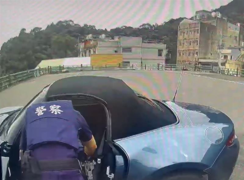 新竹縣竹東警方協勤,在五指山灶君堂逮到人。(圖/翻攝畫面)