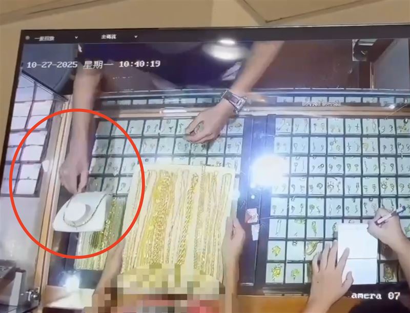 吳姓男子佯稱買金飾,搶走14萬多的金項鍊。(圖/翻攝畫面)