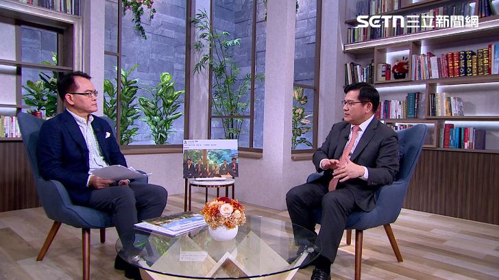 主持人鄭弘儀專訪外交部長林佳龍。(圖/三立話時代人物)