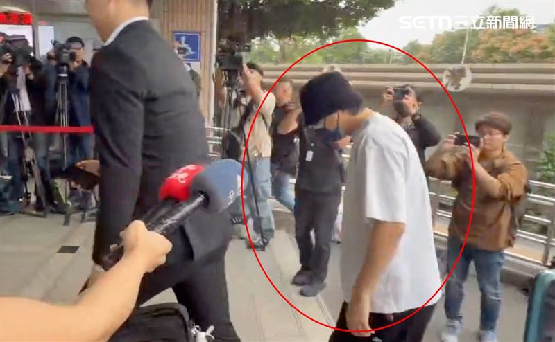 陳零九14時48分抵達,全身包的密不透風,被媒體問到「這兩年官司是不是有點多?」表情略顯尷尬低頭快步進北院開庭。(圖/翻攝畫面)
