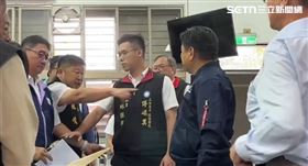 議長張峻直接進場，怒踹傅崐萁的桌子。（圖／翻攝畫面）