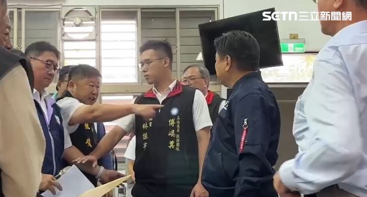 張峻與傅崐萁互罵,場面相當混亂。(圖/翻攝畫面)