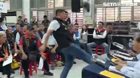 議長張峻直接進場，怒踹傅崐萁的桌子。（圖／翻攝畫面）