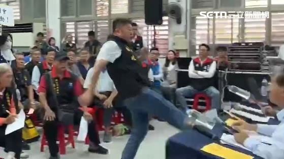 議長張峻直接進場,怒踹傅崐萁的桌子。(圖/翻攝畫面)