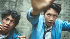 柯震東與朱軒洋(左)在九把刀鉅作《功夫》中飾演魯蛇死黨，卻發現「功夫」背後的大祕密。（圖／麻吉砥加提供） 