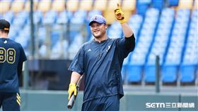 台灣大賽G5，中信兄弟一壘手陳俊秀賽前打擊練習。（圖／記者劉彥池攝影）