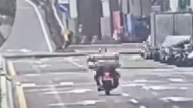 陳姓男騎士發生車禍的過程。(圖/翻攝畫面)