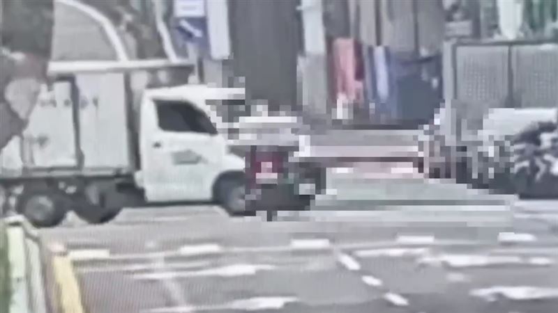 台北市萬華區昨天(26日)下午1時許發生一起死亡車禍,陳姓男騎士載運瓦斯行經環河南路二段、長順街路口時,遭一輛小貨車撞擊倒地,救護人員到場時,陳男已無呼吸心跳,經送醫急救仍不治