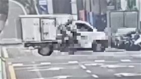 台北市萬華區昨天（26日）下午1時許發生一起死亡車禍，陳姓男騎士載運瓦斯行經環河南路二段、長順街路口時，遭一輛小貨車撞擊倒地，救護人員到場時，陳男已無呼吸心跳，經送醫急救仍不治。