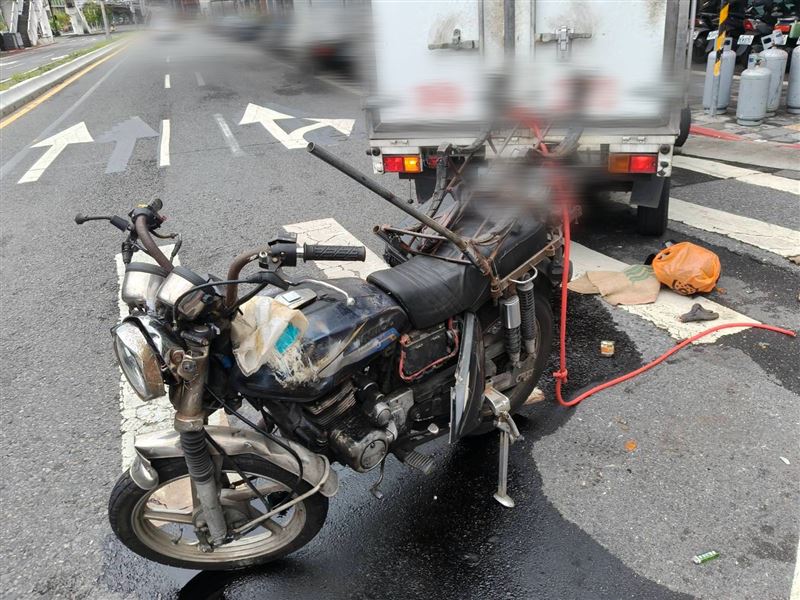 陳姓男騎士載運瓦斯遭一輛小貨車發生車禍。(圖/翻攝畫面)
