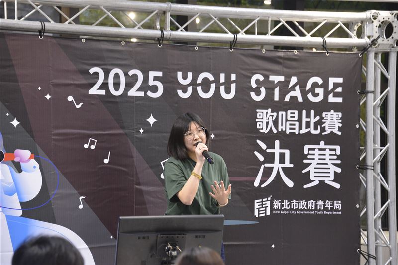 《2025+You+Stage+歌唱比賽》參賽者馮佳慧,以一曲《Forever+Young》奪下冠軍。(圖/新北市政府提供)