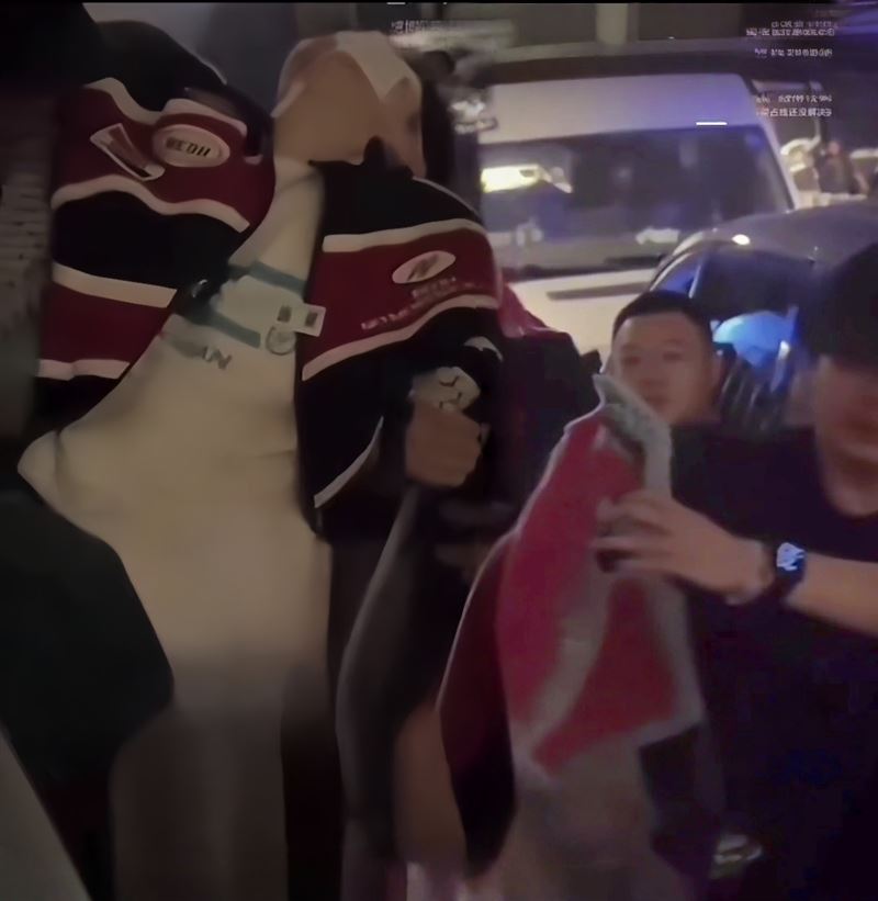 疑似于朦朧的紅衣男子全身下垂、毫無反應。(圖/翻攝自抖音)