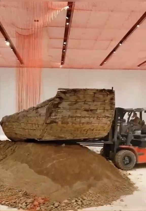 798展館內部被發現遭懷疑的展品深夜急拆疑似掩證。(圖/翻攝自抖音)