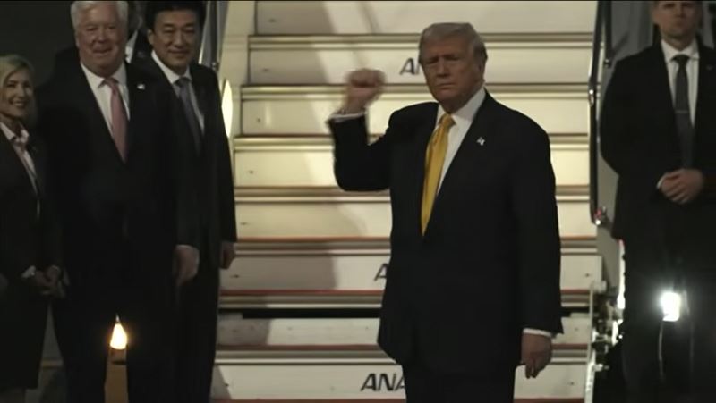 川普下飛機後,簡單打招呼。(圖/翻攝畫面)