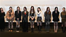 TWICE定延（左2）曾因服用類固醇、精神科藥物導致體重增加，受到許多酸民批評身材。近日她出席活動時，被發現瘦回纖細身材，令粉絲驚呼：「美貌回歸巔峰！」（圖／GV and 무대인사 YouTube）