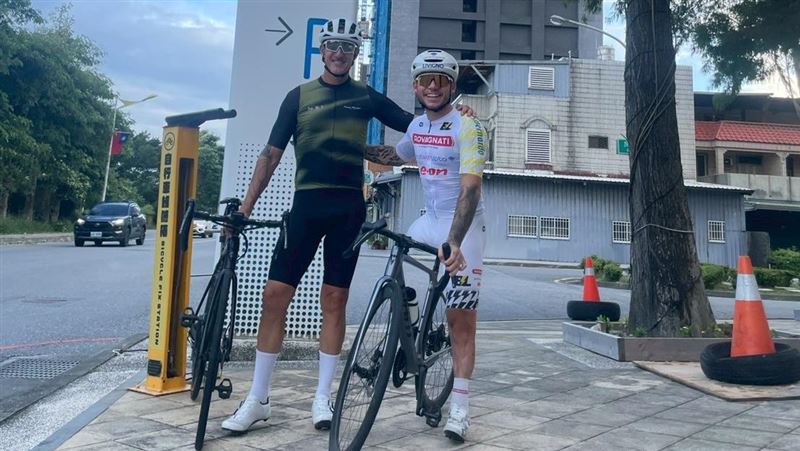 義大利肢障選手Andrea Pusateri(右)來台挑戰臺灣KOM太平洋經典賽。(圖/大會提供)