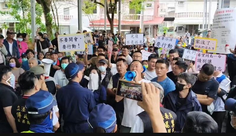 胡仁順說,請問外面那些不是災民嗎?大立委有想聽他們的聲音嗎?還是需要篩選過的災民才能說話給立委聽?(圖/翻攝自胡仁順臉書)