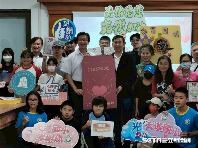 中華大家功德會創辦人劉啟仲與友人陳宗傑共同捐出新台幣200萬元,專款專用於協助花蓮光復鄉受災學生家庭的重建工作。這筆善款將透過當地8所受災最嚴重的學校統籌分配,幫助約300戶家庭,讓受災學生能夠在災後得到即時的生活與教育支持。(圖/受訪者提供)
