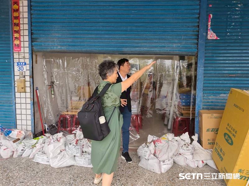 西富國小校長陪同中華大家功德會理事長廖紀友深入校區,實地了解受災學生家庭的需求與損失情況。透過親身走訪,理事長不僅掌握了受災戶的實際困境,更當場表示,這次善款的支援主要是作為緊急救助,幫助家庭渡過眼前難關;同時,他也說明,若後續仍有家庭需求,或政府資源因限制無法及時到位,功德會都願意伸出援手,全力協助。理事長也特別感謝校方的協助,讓資源能夠精準送到最需要的學生與家庭手中。(圖/受訪者提供)