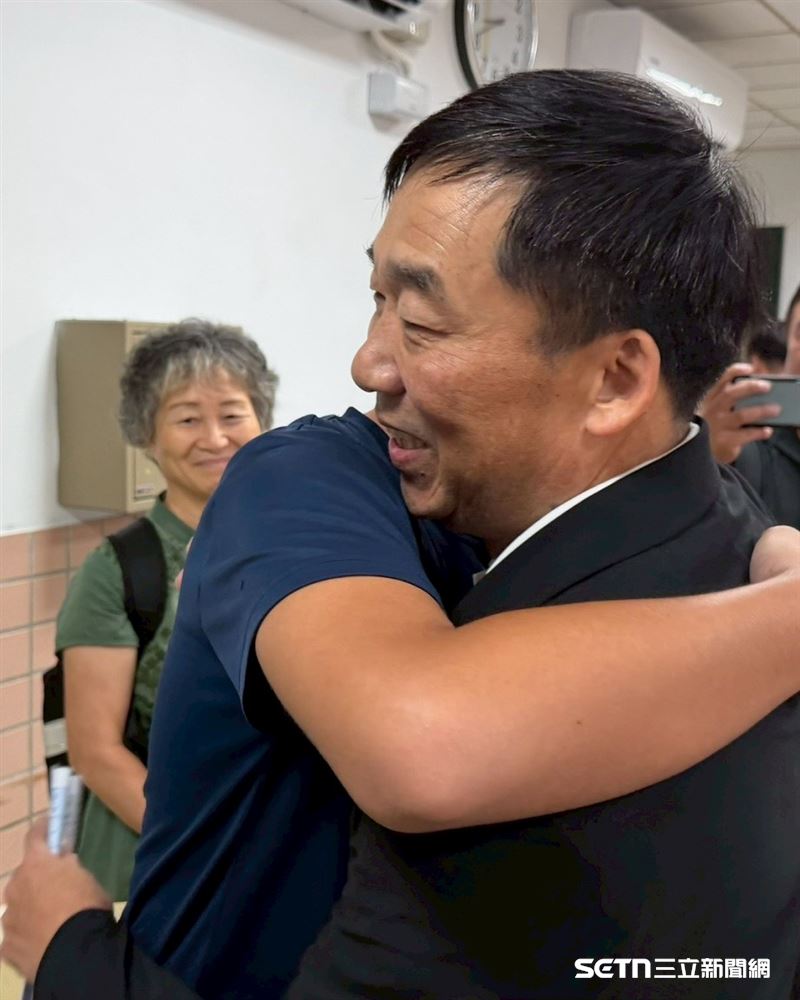 在捐贈儀式上,一名光復國中學生主動上前擁抱中華大家功德會理事長廖紀友,以行動表達對善款與關懷的感激之情。這溫馨一幕不僅感動了在場所有人,也讓大家深刻體會到,愛與善意的力量能穿越金額本身,直抵每個孩子的心裡,傳遞希望與溫暖。(圖/受訪者提供)