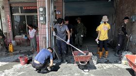 「鏟子超人」連假湧入光復助清溝花蓮馬太鞍溪堰塞湖溢流重創光復鄉，「鏟子超人」們持續到當地擔任志工協助清淤，統計中秋3天連假進出光復車站逾12萬人次。圖為志工協助清溝情形。中央社記者李先鳳攝　114年10月6日