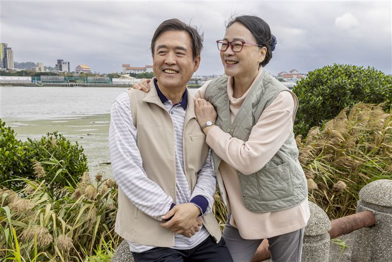 檢場(左)飾演陸小芬最強大的後盾。(圖/北投映像電影有限公司提供)