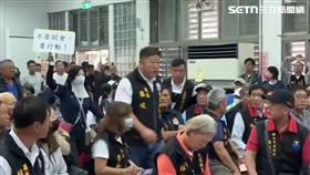 張峻到場後，眼見災民被擋在門口，瞬間爆氣，立即跑進場。（圖／翻攝畫面）