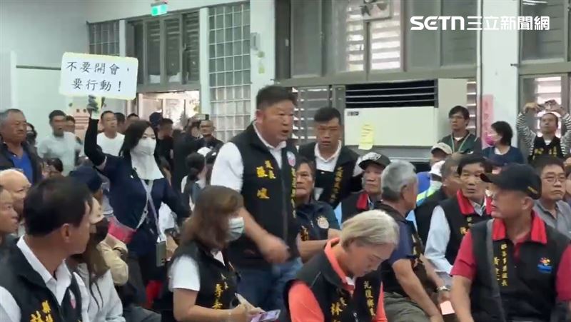 張峻立即跑進場,怒踢傅崐萁桌子。(圖/翻攝畫面)