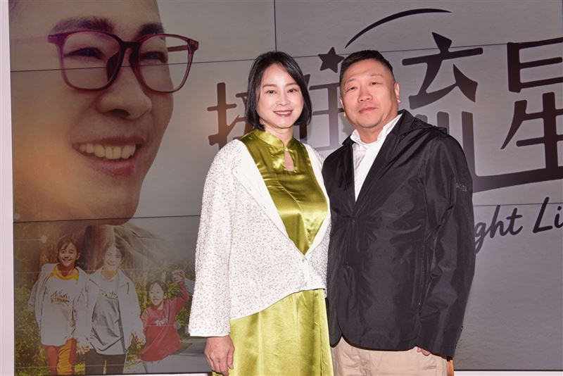 製作人王重正(右)讚陸小芬(左)「用眼神演完」。(圖/北投映像電影有限公司提供)