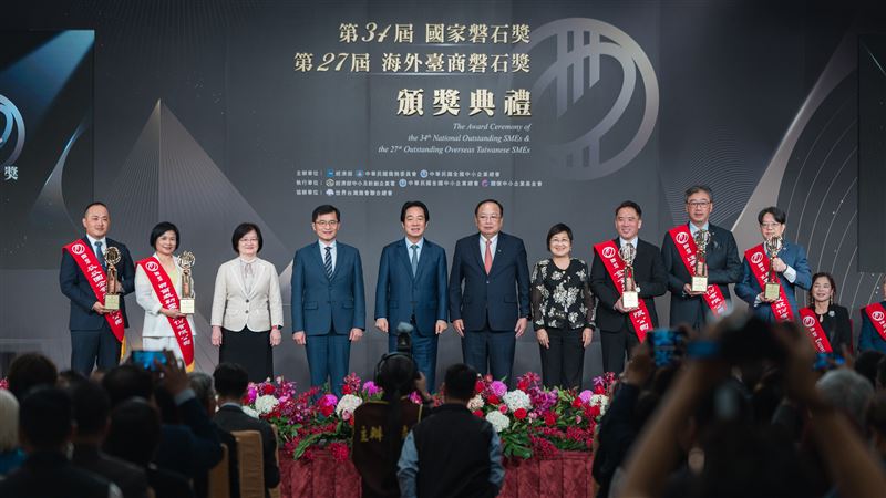 賴清德總統今(27)日出席「第34屆國家磐石獎暨第27屆海外台商磐石獎頒獎典禮」。(圖/總統府提供)