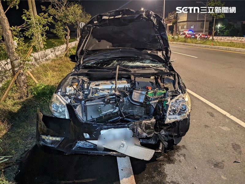 嘉義縣新港鄉25日晚間發生一起死亡車禍,酒駕男肇事車輛車頭全毀。(圖/翻攝畫面)