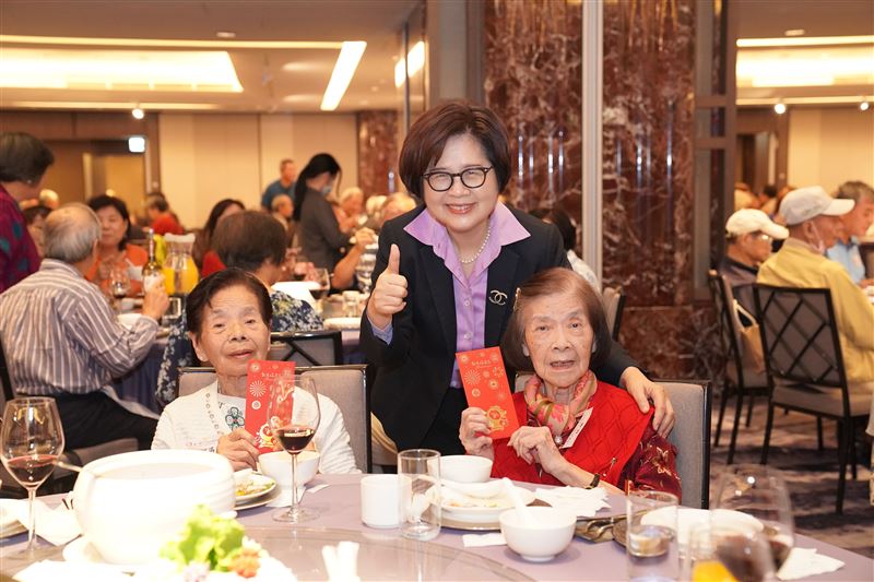 第一銀行重陽敬老，席開百桌邀退休人員同樂。（圖／第一銀行提供）
