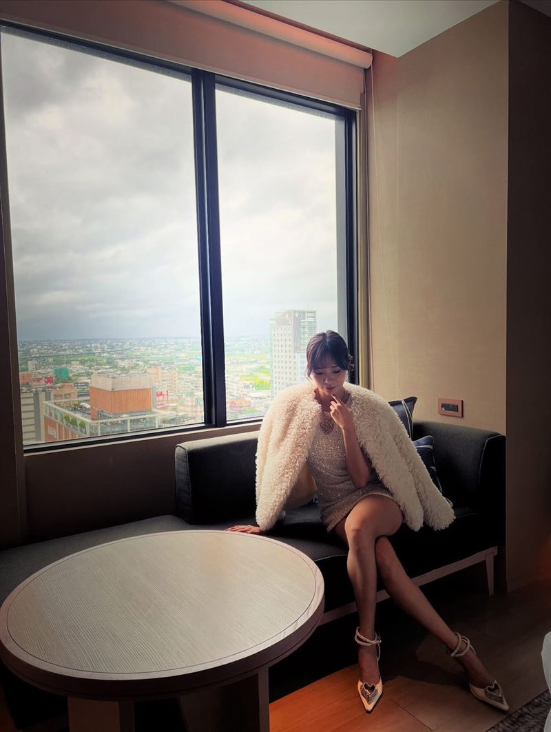 康茵茵表示昨日已下塌宜蘭礁溪酒店準備參加婚禮。(圖/翻攝自康茵茵臉書)