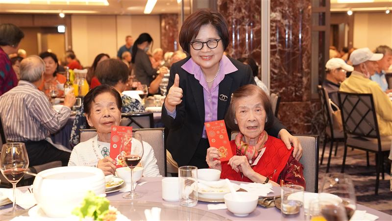 第一銀行重陽敬老席開百桌邀退休人員同樂