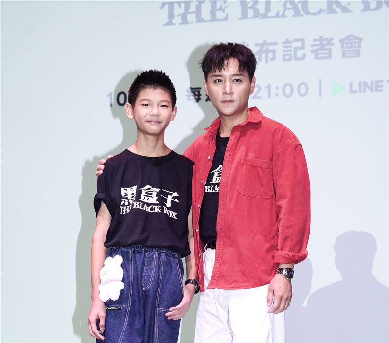 鄭人碩、洪君昊(左)在《黑盒子》飾演一對父子。(圖/記者趙于瑩攝影)