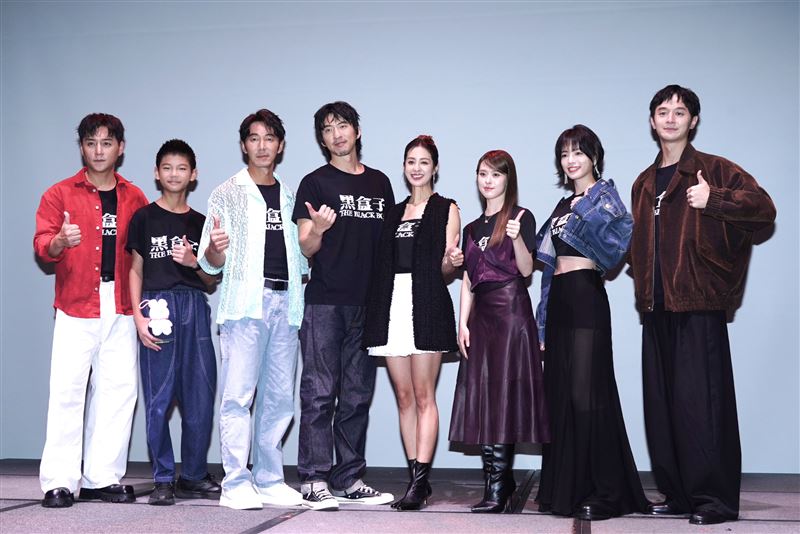 (左起)鄭人碩、洪君昊、李李仁、傅孟柏、莫允雯、邱偲琹、陸夏、張軒睿出席《黑盒子》首映記者會。(圖/記者趙于瑩攝影)