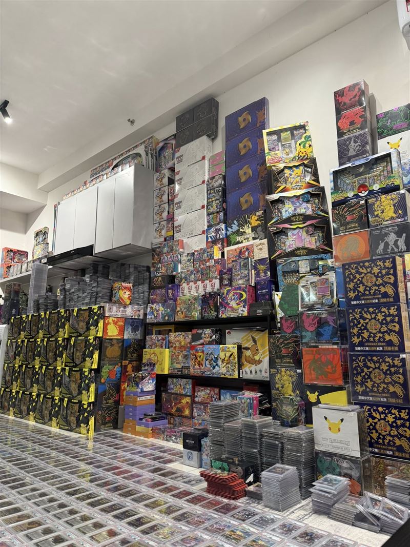 伊姆蘭的收藏室相當驚人,滿滿卡牌是他奮鬥多年後的戰績。(圖/翻攝自臉書Damiral Imran)