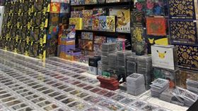 伊姆蘭的收藏室相當驚人，滿滿卡牌是他奮鬥多年後的戰果。（圖／翻攝自臉書Damiral Imran）