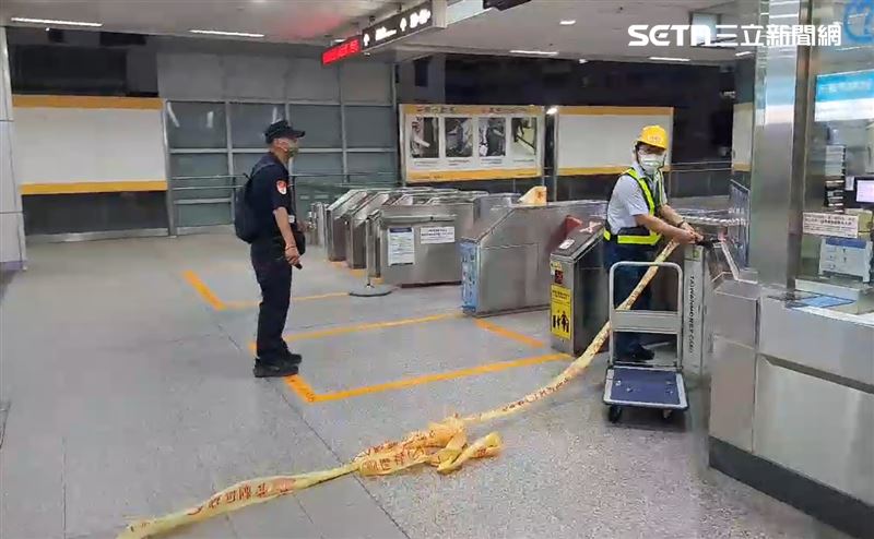 工作人員趕緊在出事車站拉起封鎖線。(圖/記者黃啟超攝影)