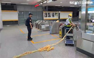 女高中生墜軌卡車底亡…靠書包內1物認屍