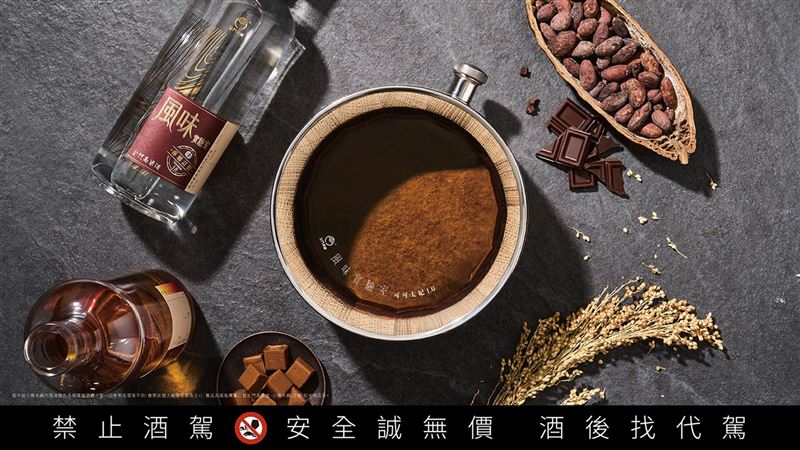 小橡木桶採用百年天然橡木,由職人手工打造,並經特殊烘烤定調出獨特「可可太妃風味」。(圖/品牌業者提供)