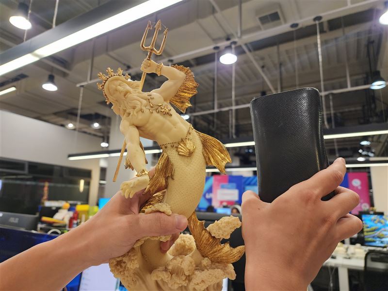 滿月時搖一搖錢包，錢就會進來了！超靈驗錢包開運法瘋傳大賺金山。（圖／記者鍾志鵬攝影）