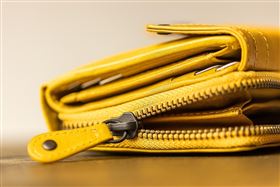 滿月時搖一搖錢包，錢就會進來了！超靈驗錢包開運法瘋傳大賺金山。（圖／翻攝自PIXABAY、如何出版提供、記者鍾志鵬攝影） 