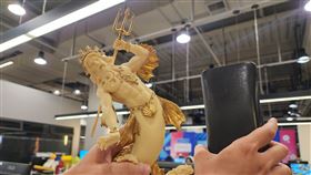 滿月時搖一搖錢包，錢就會進來了！超靈驗錢包開運法瘋傳大賺金山。（圖／翻攝自PIXABAY、如何出版提供、記者鍾志鵬攝影） 