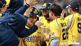 台灣大賽G5，中信兄弟指定打擊陳俊秀敲出2分打點安打，送回江坤宇、宋晟睿。（圖／記者劉彥池攝影）