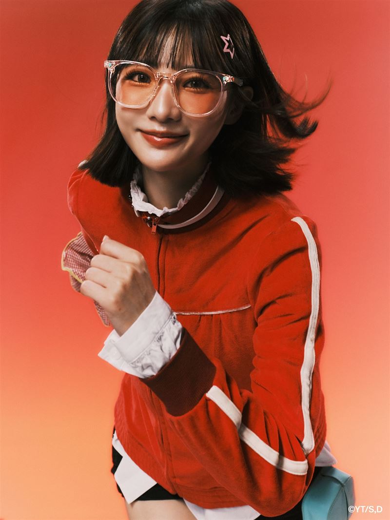 Nina率性混搭中帶點壞甜氛圍,以自信眼神詮釋膽大魅力,日常也能玩出次元快感。(圖/品牌業者提供)
